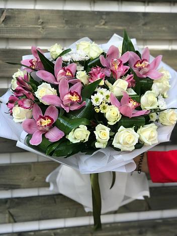 Букет цветов из: Розы и Хризантемы в Александроневской