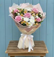 Букет цветов из:  Гвоздики, Орхидеи и Розы в Александроневской