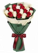 Букет Микс из красных и белых роз в Александроневской