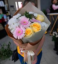 Букет цветов из:  Герберы, Розы и Хризантемы в Александроневской