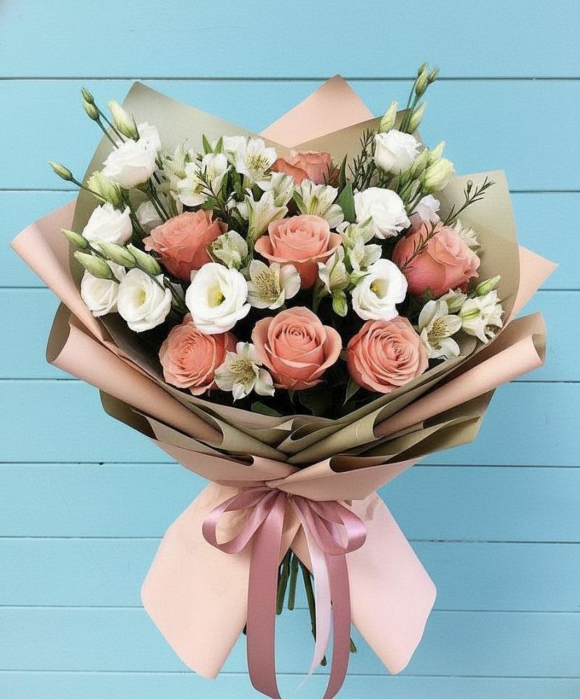Букет цветов из: Розы, Альстромерии и Лизиантусы в Александроневской