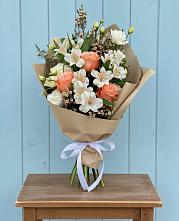 Букет цветов из:  Альстромерии, Лизиантусы, Розы и Хризантемы в Александроневской