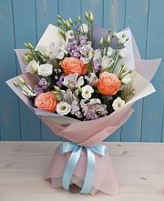 Букет цветов из:  Лизиантусы, Розы, Альстромерии и Гипсофила в Александроневской