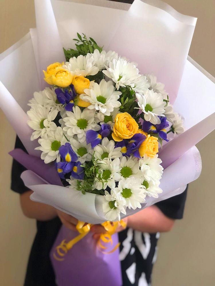 Букет цветов из: Ирисы, Хризантемы и Розы в Александроневской