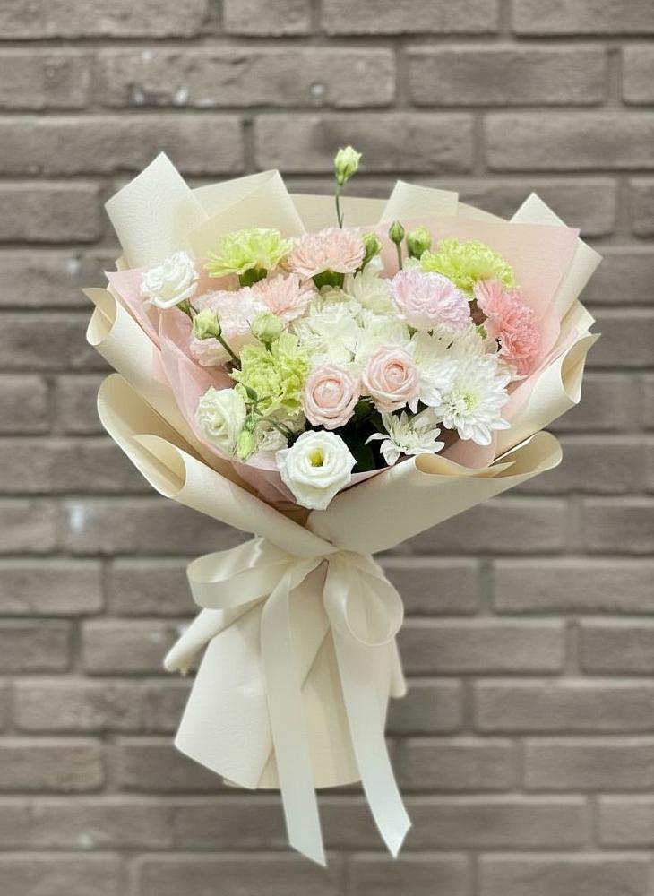 Букет цветов из: Гвоздики, Розы, Лизиантусы и Хризантемы в Александроневской