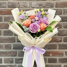 Букет цветов из:  Лизиантусы и Розы в Александроневской