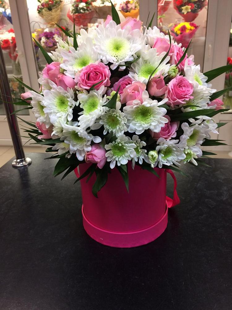 Цветочная композиция из Розы и Хризантемы в шляпной коробке в Александроневской