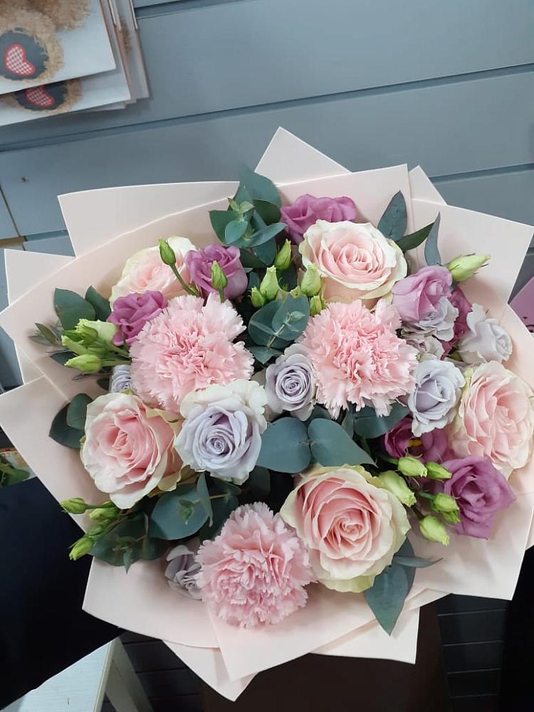 Букет цветов из: Розы, Гвоздики и Лизиантусы в Александроневской