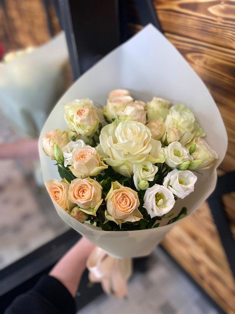 Букет цветов из: Розы и Лизиантусы в Александроневской